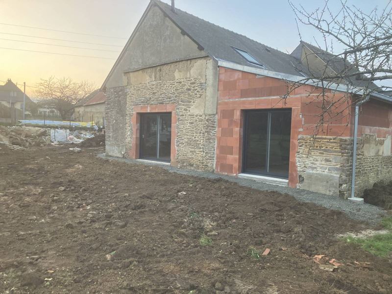 Longère en terre et pierre à Orgères, en cours de rénovation, avec ses nouvelles baies vitrées