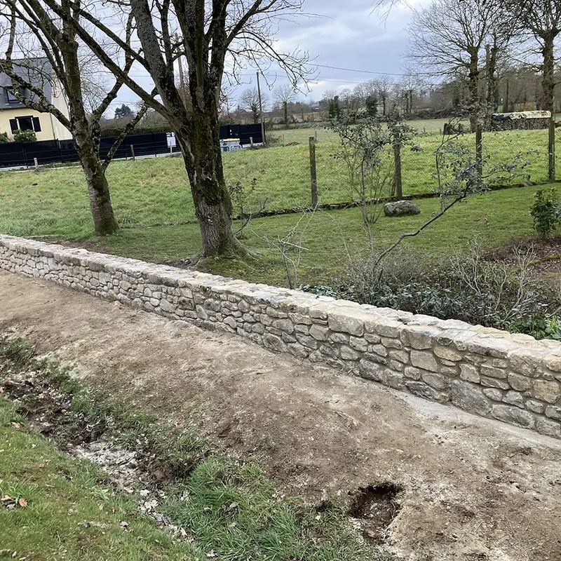 Muret de pierre sèche en bord de champ