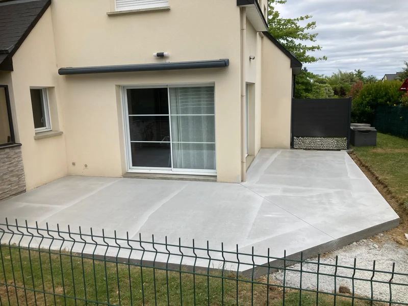 Terrasse en béton devant une maison